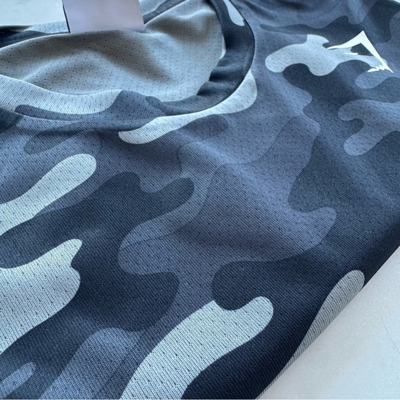 Men’s Gymshark Camo Jersey-Style T-Shirt - Picture 6 of 8
